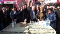 Sosyal proje kapsamında vatandaşlar kavanozun içindeki  yoğurdu çalkalayarak organik tereyağı elde etti