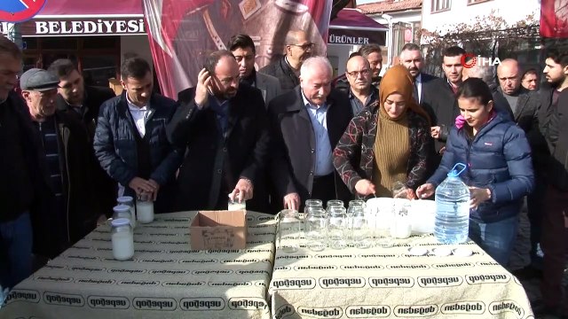 Sosyal proje kapsamında vatandaşlar kavanozun içindeki yoğurdu çalkalayarak organik tereyağı elde etti