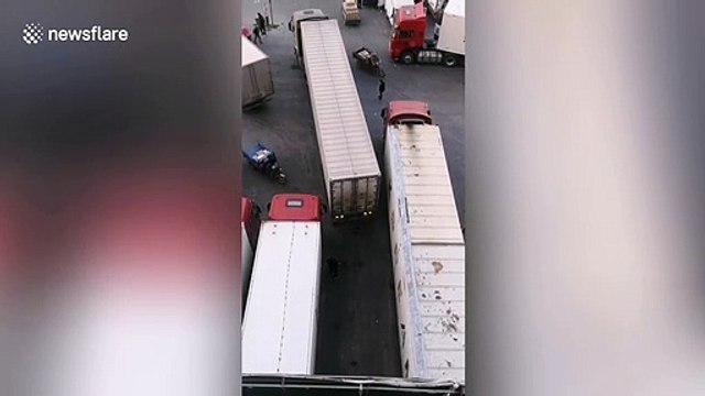 Every motorist will be in awe of the way this truck driver reverses into an insanely tight gap