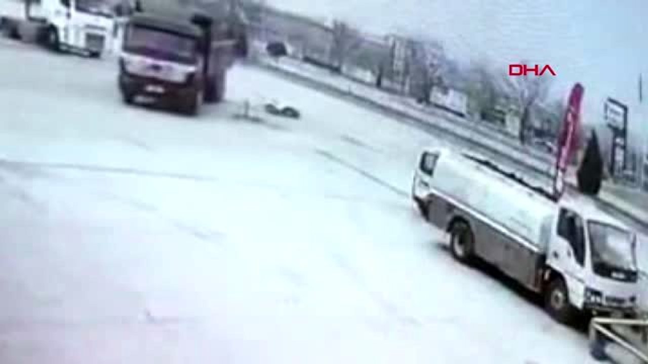 Bursa kamyonun ezdiği elektrikli bisiklet sürücüsü öldü, yoldan geçen eşi şoke oldu