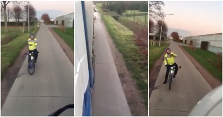 Ciclista "mais teimoso do mundo" recusa-se a deixar passar camião numa estrada muito estreita