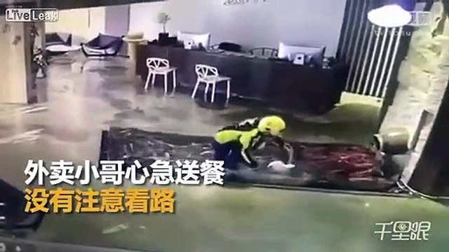 Un livreur de Sushis ne voit pas le bassin des poissons et tombe dedans