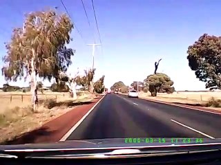 Video herunterladen: Cet automobiliste évite une remorque de justesse au milieu de la route