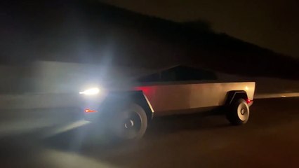 Un automobiliste aperçoit un CyberTruck en pleine route