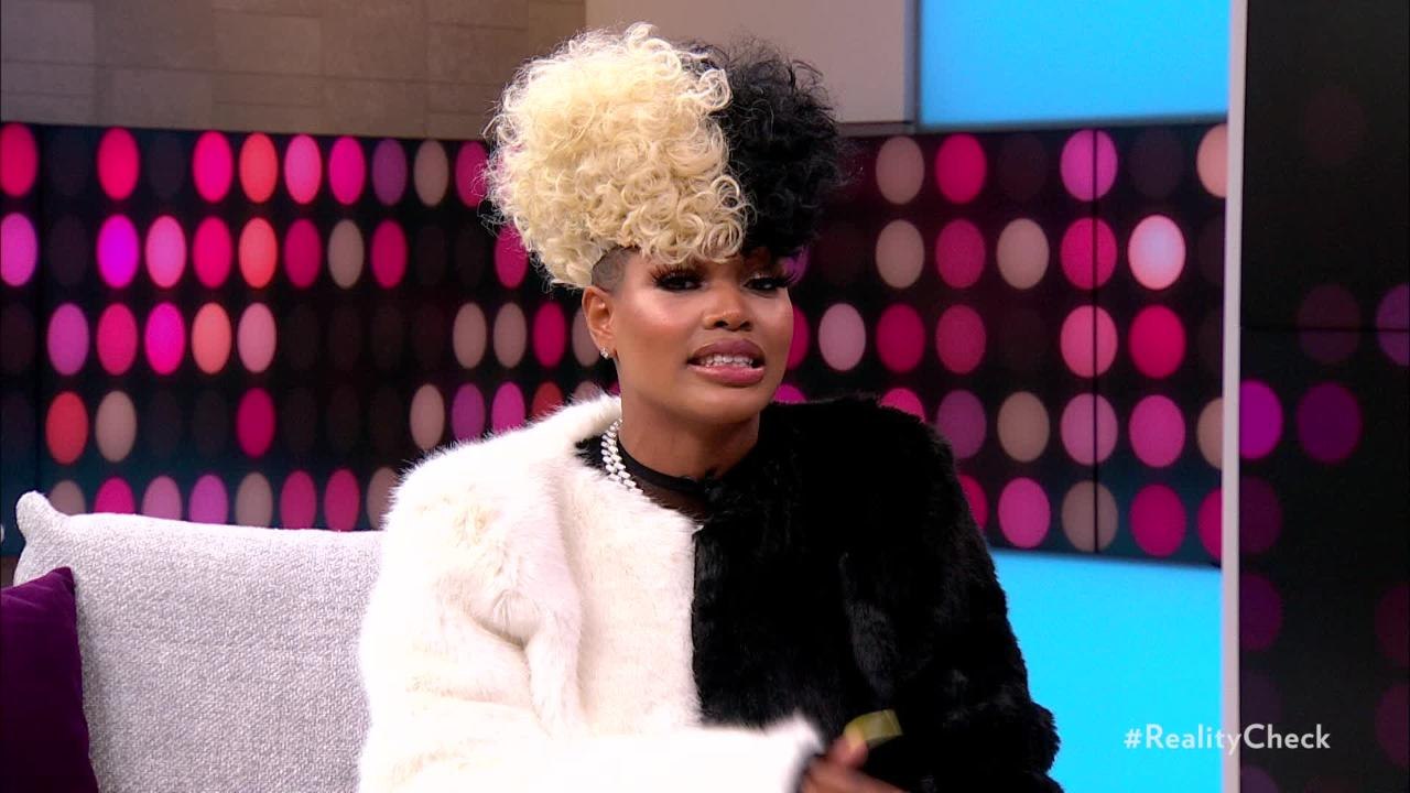 Lizzo Shows Off Thong While Twerking at Lakers Game — and Shoots Her Shot with Karl-Anthony Towns