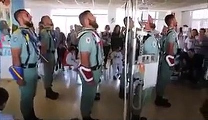 La Legión canta 'El novio de la muerte' a unos niños con cáncer