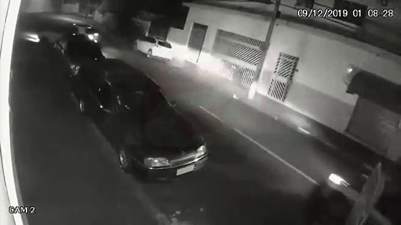 Câmera de segurança grava acidente e esfaqueamento na Vila Nery