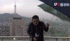 Un rayo le pega en todo el paraguas al reportero chino mientras da el parte meteorológico
