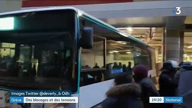 Les non-grévistes de la RATP insultés quand ils tentent de sortir des dépôts avec leur bus - Regardez