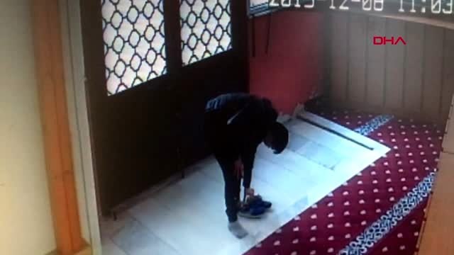 Şişli'de camiden bilgisayar ve mikrofon çalan şüpheli kamerada