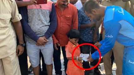 இந்திய சிறுமிக்கு பரிசளித்த வெ.இண்டீஸ் வீரர்... நெகிழ்ச்சி சம்பவம்!