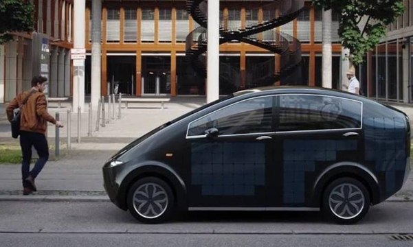 Sion EV سيارة كهربائية تحتوي على ألواح شمسية