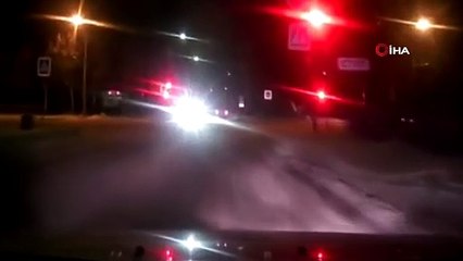-Rus Trafik Polisi Hareket Halindeki Araca Binerek Sürücüyü Durdurdu