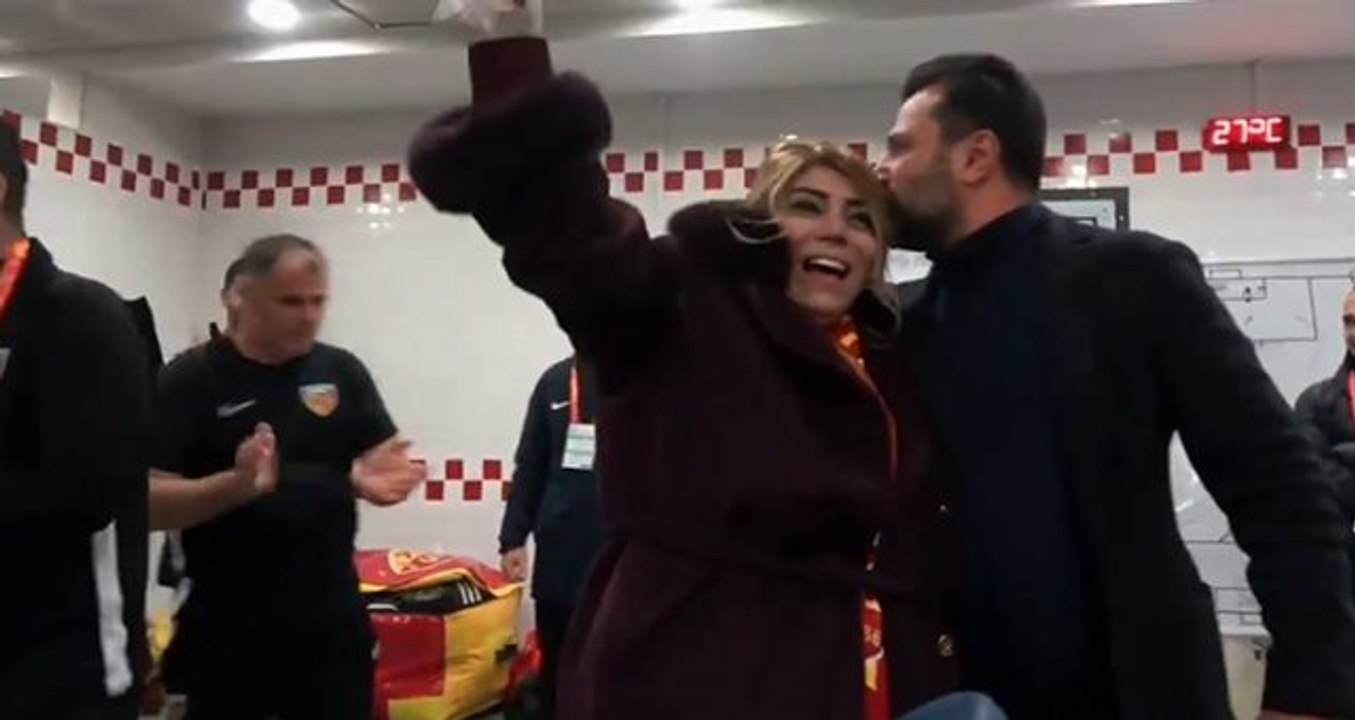 Bülent Uygun Berna Gözbaşı'yı öptü