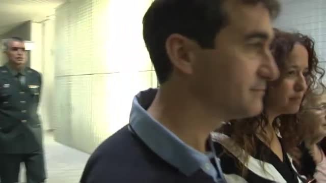 Emocionado encuentro entre un padre y su hija, tras ocho años separados