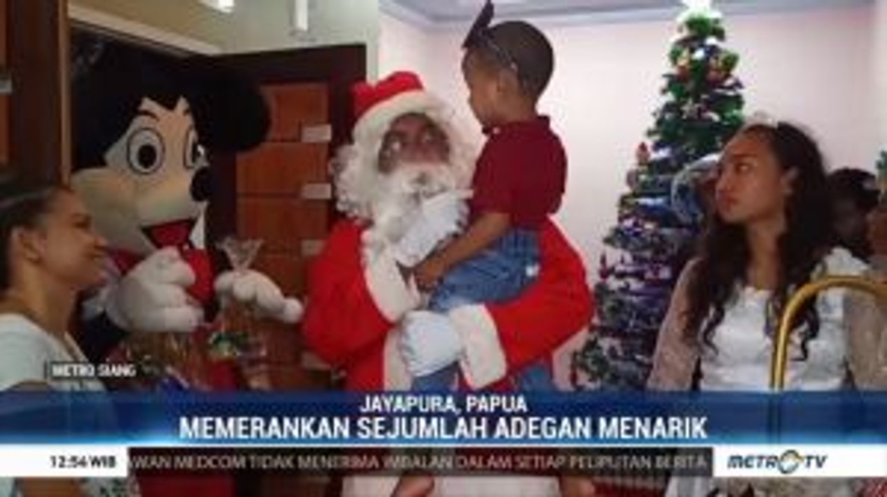 Polisi Berbusana Santa Klaus Datangi Rumah Warga Jayapura