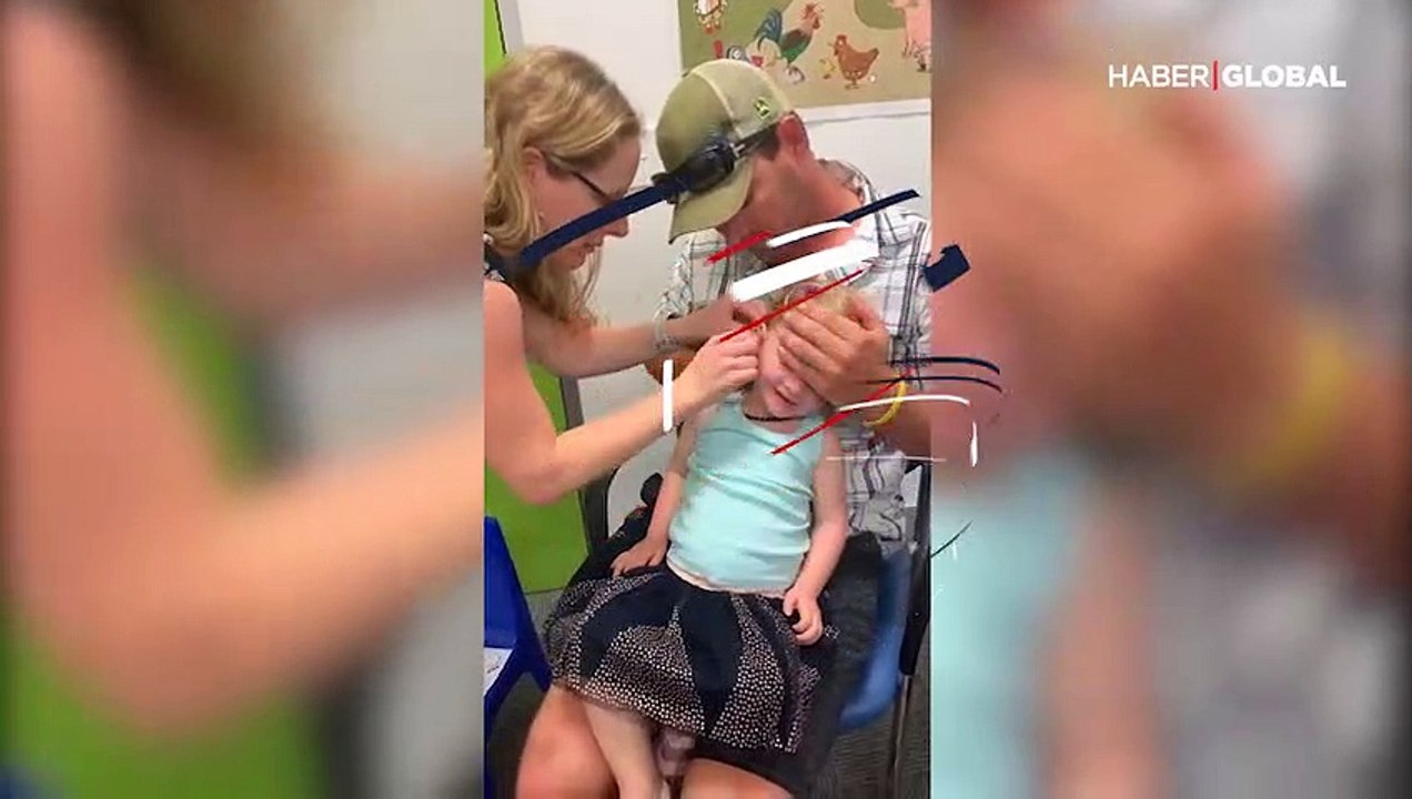 İlk kez duyan küçük kız tüm dünyayı duygulandırdı