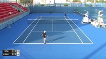Este ucraniano se cuela en un torneo profesional de tenis en Doha y el ridículo es glorioso: no le da ni a la bola 