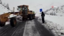 Kar yağdı, araçlar yolda mahsur kaldı