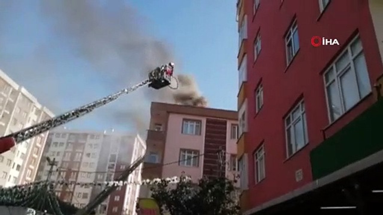 Pendik'te 4 katlı apartmanın çatısında yangın çıktı. Çok sayıda itfaiye ekibinin yangına müdahalesi devam ediyor.