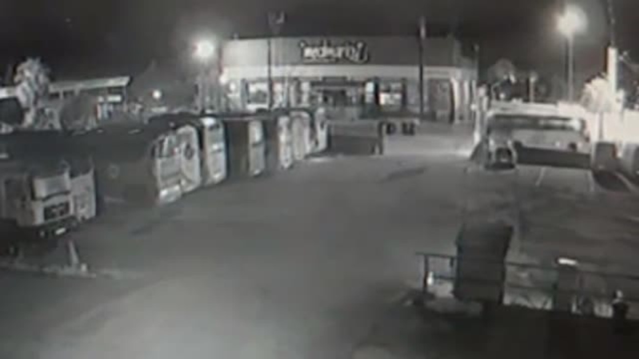 Roba un autobús y arrolla varios coches y motos