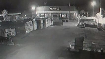 Roba un autobús y arrolla varios coches y motos