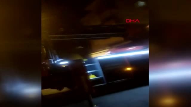 Pendik'te bir sitedenin giriş katında çıkan yangında üst katta oturanlar mahsur kaldı