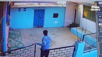 दिन दहाड़े घर में घुसकर चोरी, महिला ने चोर को पकड़ा