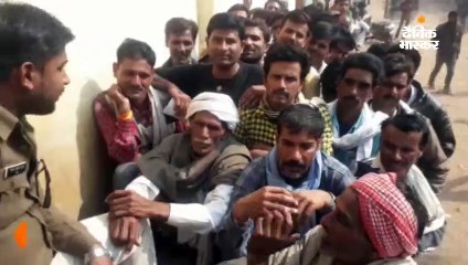 पुलिस सुरक्षा में बांटी जा रही यूरिया