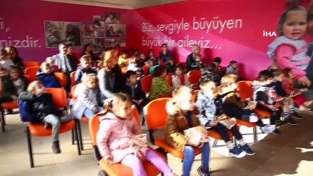 Minikler ihtiyaç sahibi yaşıtlarına kıyafet ve oyuncak bağışladı