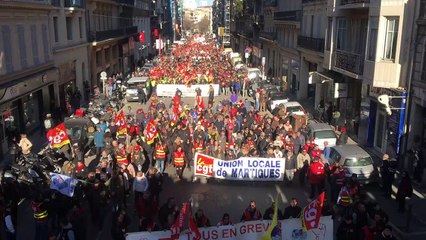 Grève à Marseille : des milliers de manifestants réclament le "retrait de la réforme"