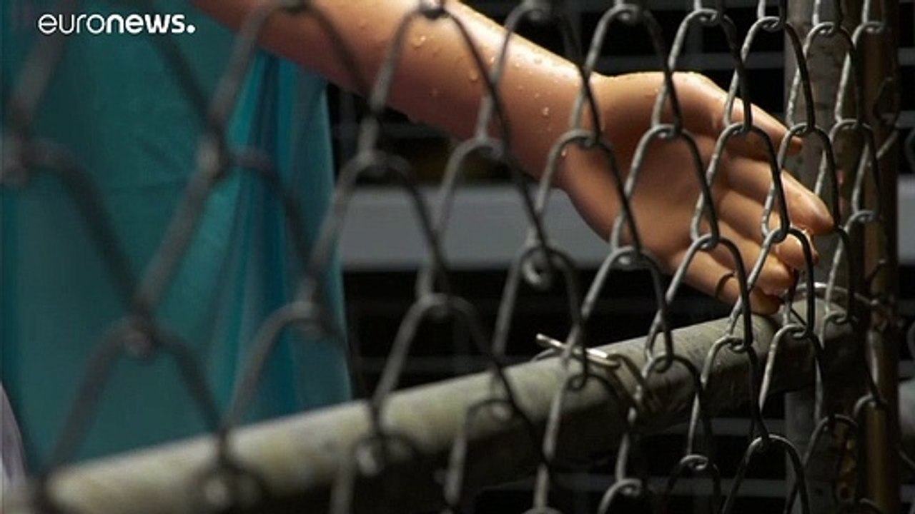 Ungewöhnliche Weihnachtskrippe: Heilige Familie im Käfig