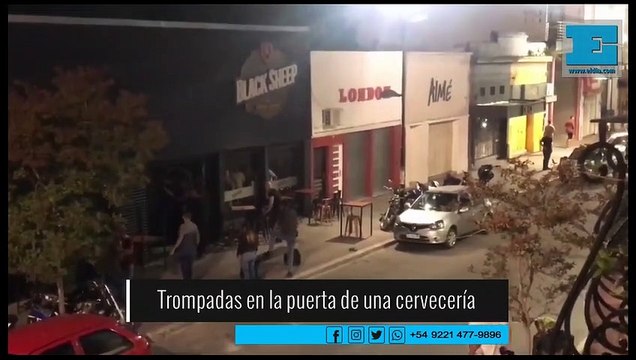 A las piñas en la puerta de una cervecería de Ensenada