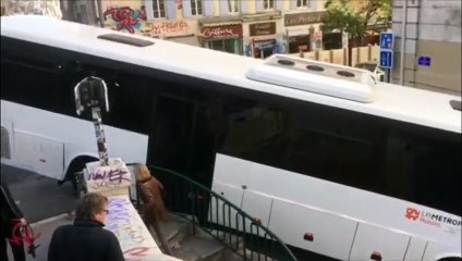 Marseille : à l'arrêt pendant plusieurs minutes rue d'Aubagne, un car réussit à repartir