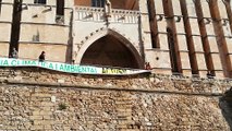 El GOB despliega una pancarta por la emergencia climática ante la Catedral