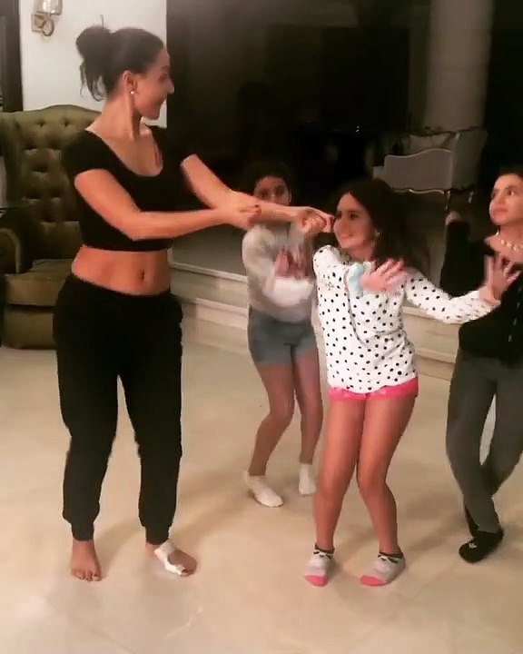 ميس حمدان مع بنت أختها ورفيقاتها: درس في الرقص الشرقي - فيديو Dailymotion