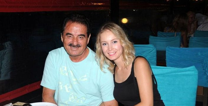 İbrahim Tatlıses eski eşi Ayşegül Yıldız'a Dolandırıcı diyen bir kadına sosyal medya üzerinden gözdağı verdi