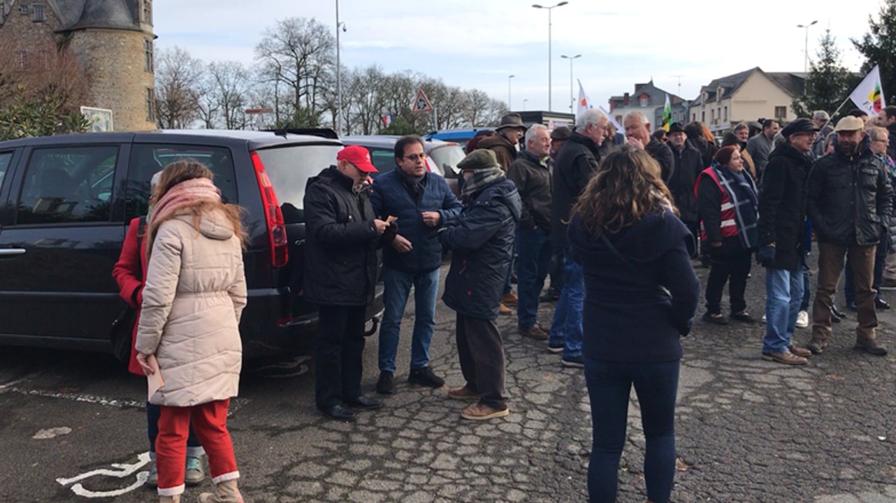 Grève du 10 décembre. 225 manifestants devant le Théâtre de Verre à Châteaubriant