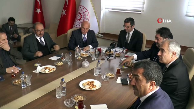 Erzurum Valisi Memiş: 'Dün itibarıyla Trabzon, Erzincan ve Kars illerinden yolcu taşıması yapıldı. Sefer iptallerinin olmaması için çaba gösteriyoruz. Yedek pisti kullanıyoruz. Bu pistimiz de son derece güve