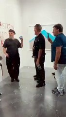 'Duvara bantlanmış muz' eserinden boşalan yere ‘Epstein kendini öldürmedi’ yazdı