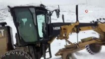 Siirt'te kardan kapanan köy yolları ulaşıma açıldı