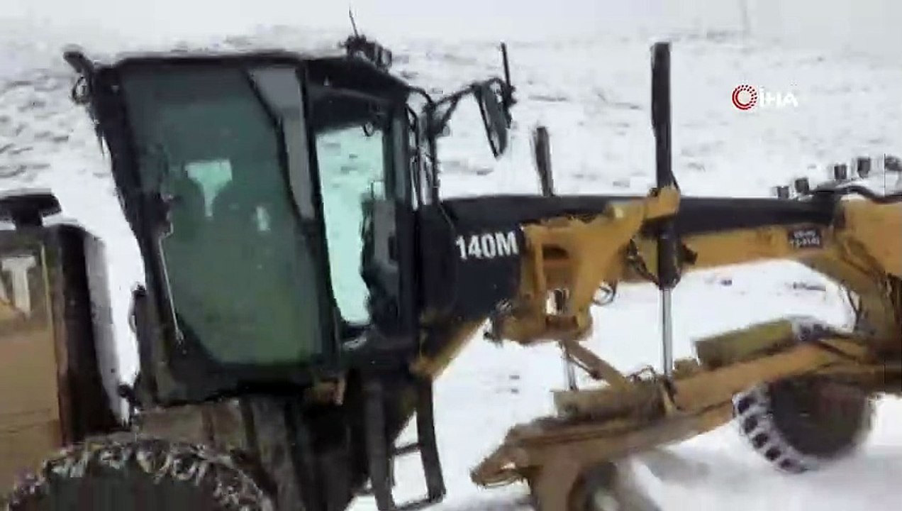 Siirt'te kardan kapanan köy yolları ulaşıma açıldı