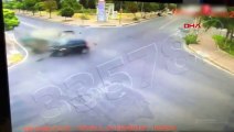 Antalya'da akılalmaz kaza: Araç ikiye bölündü şoför yürüyüp gitti