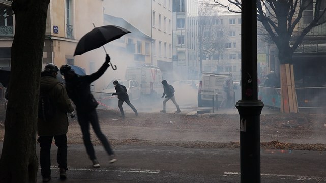 Des casseurs affrontent les forces de l’ordre avenue Janvier
