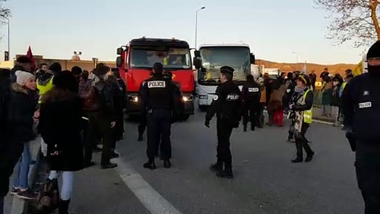 Aubenas : les forces de l'ordre débloquent le rond-point Terres de Millet