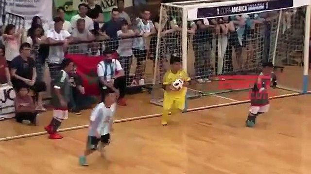 Un match hilarant entre des nains Argentins et Mexicains