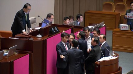 문희상, 한국당 항의에 충격...사회권 넘기고 병원행 / YTN