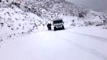 Kar yağışıyla kapanan köy yolları ulaşıma açılmaya çalışılıyor
