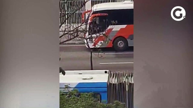 Suspeito assalta passageiros e tenta fugir dirigindo veículo