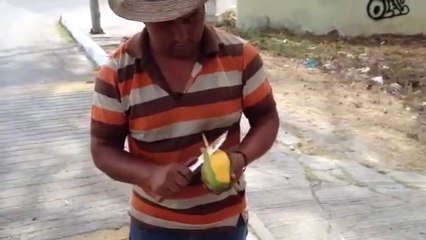 Il a une technique incroyable pour couper sa mangue